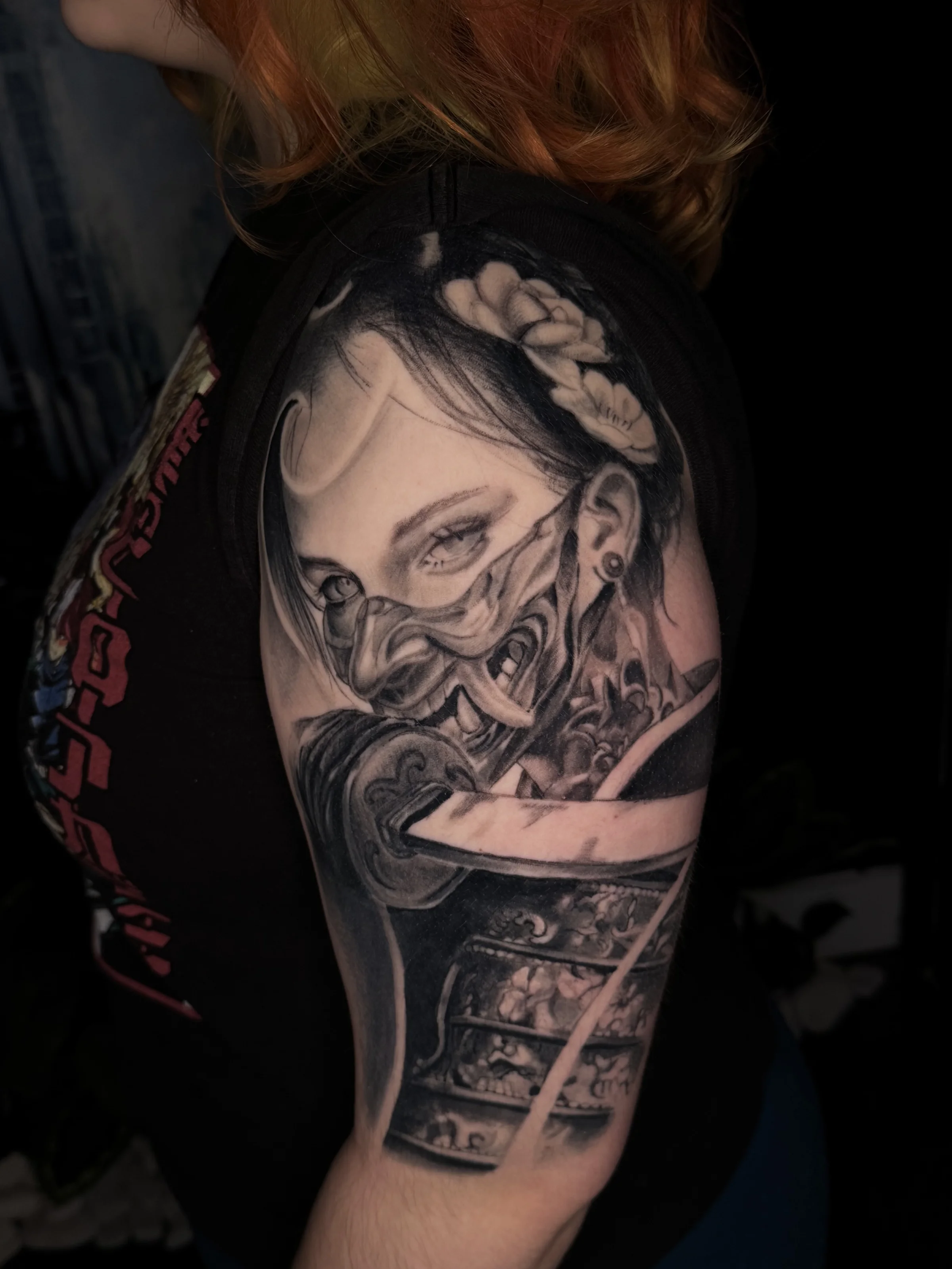 Ojo que todo lo ve, brazo completo realismo