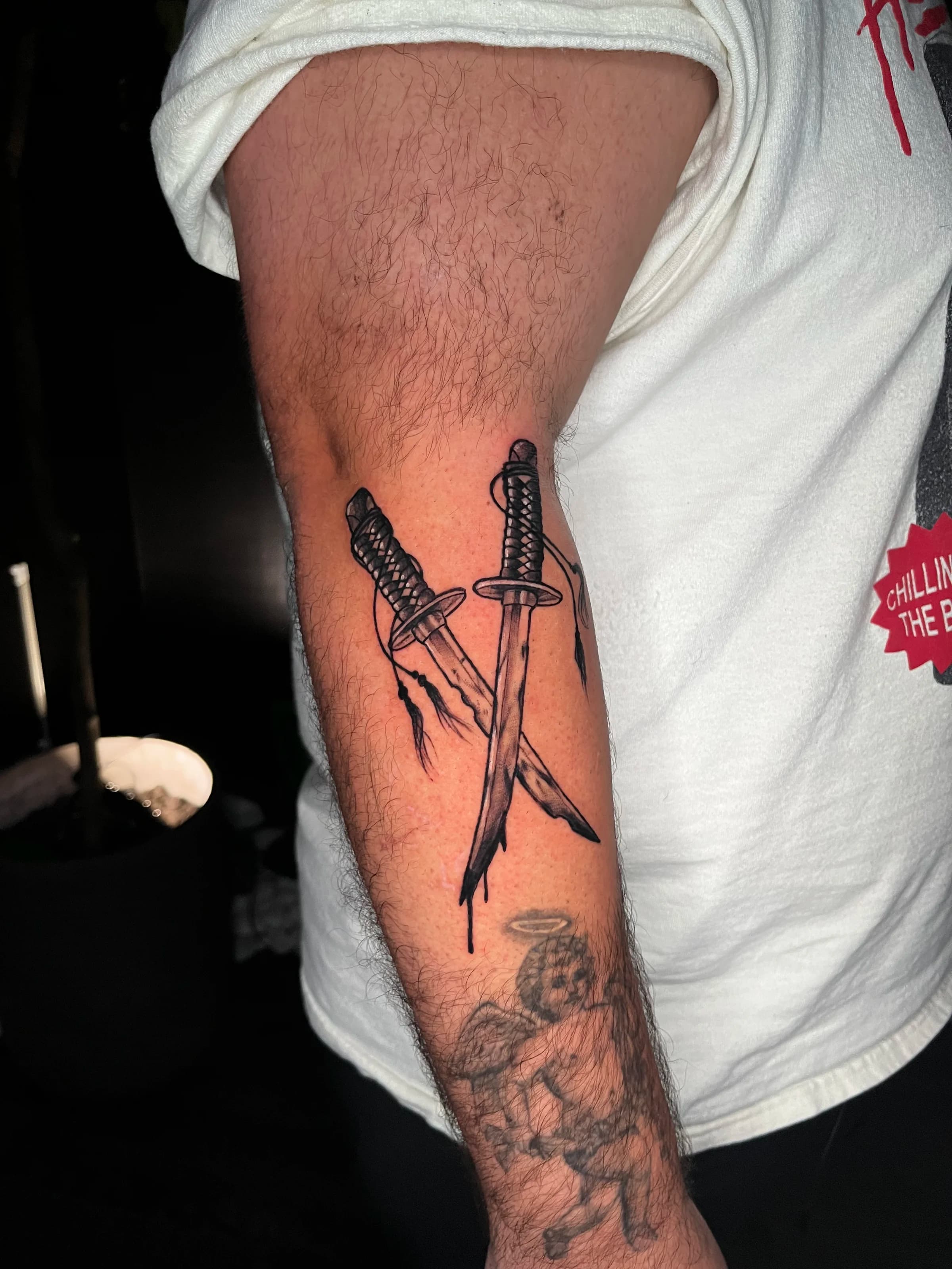 Dagas cruzadas en estilo blackwork