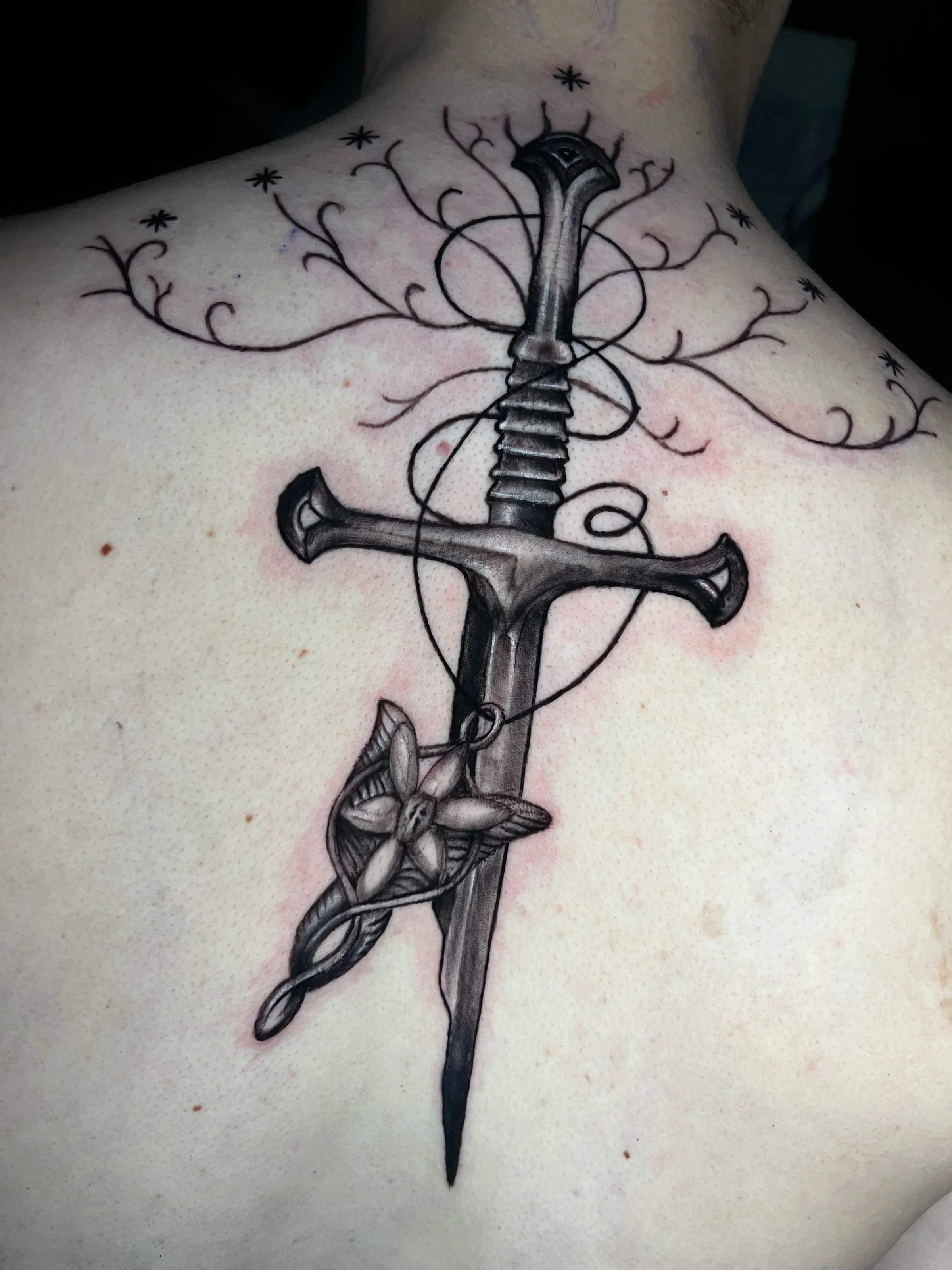 Espada y árbol estilo LOTR en blackwork