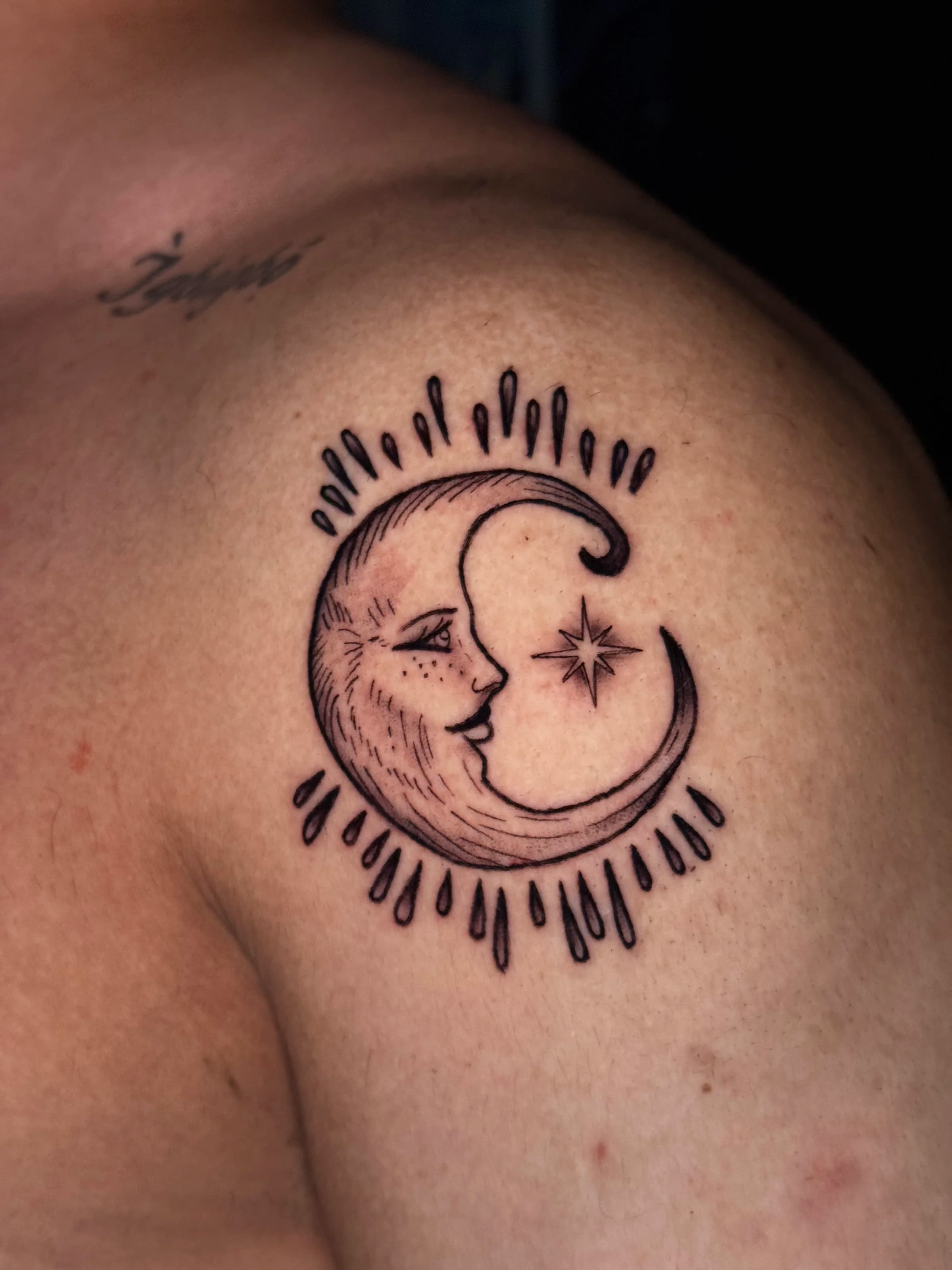 Cara de luna creciente en blackwork