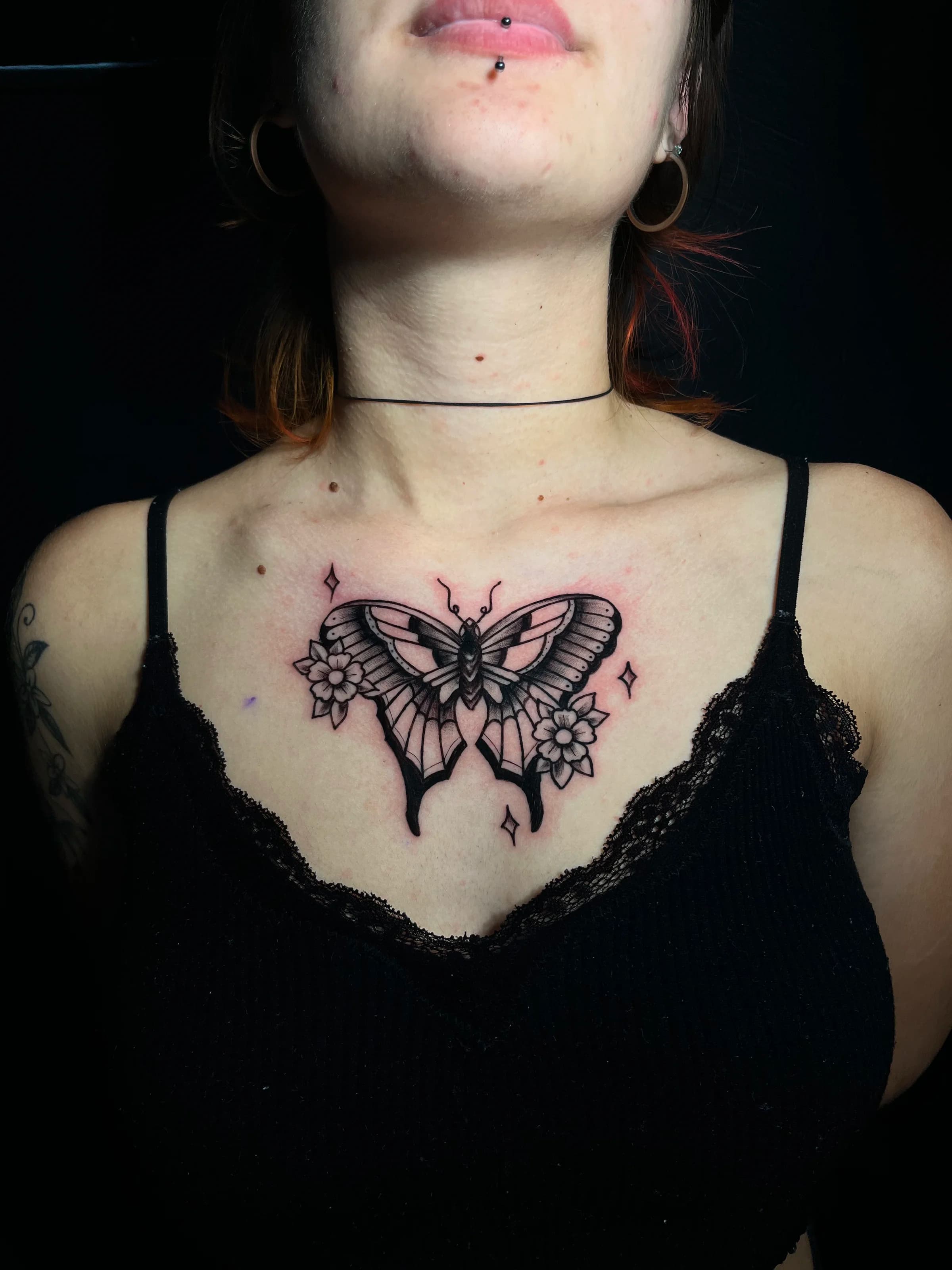 Mariposa en línea fina en esternón