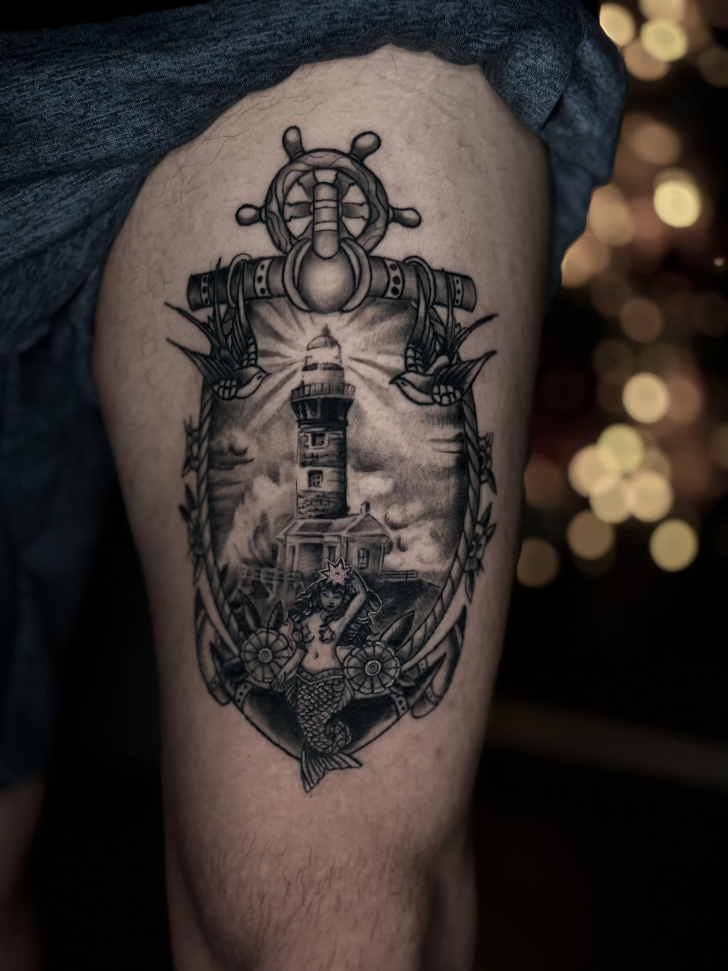 Ancla náutica y faro en blackwork